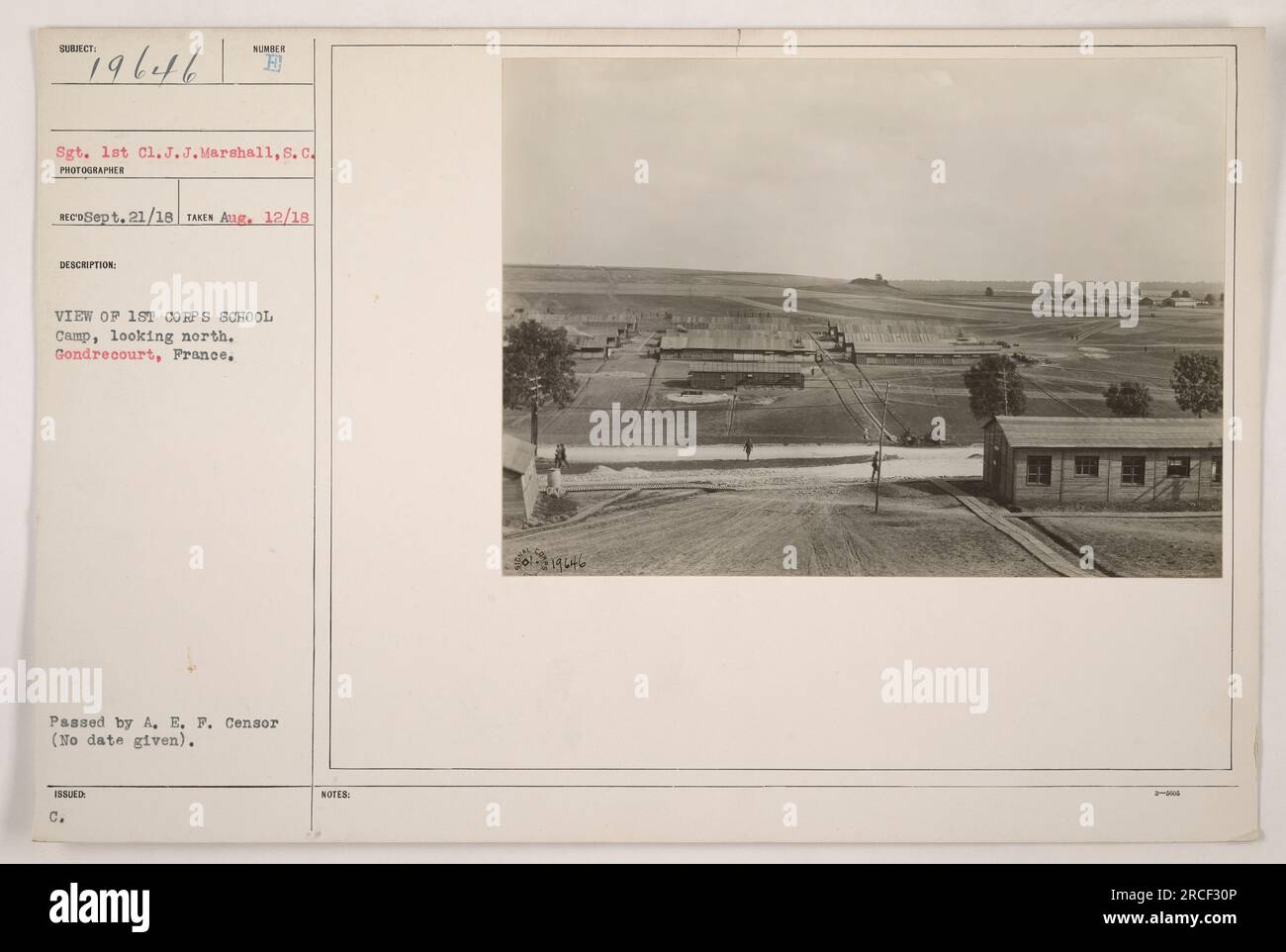 Sergente di prima classe J.J. Marshall della S.C. è visto in questa fotografia scattata il 21 settembre 1918. L'immagine mostra una vista del 1st Corps School Camp a Gondrecourt, in Francia, guardando a nord. La fotografia è stata approvata dall'A.E.F. Censura e non sono disponibili ulteriori informazioni. Foto Stock