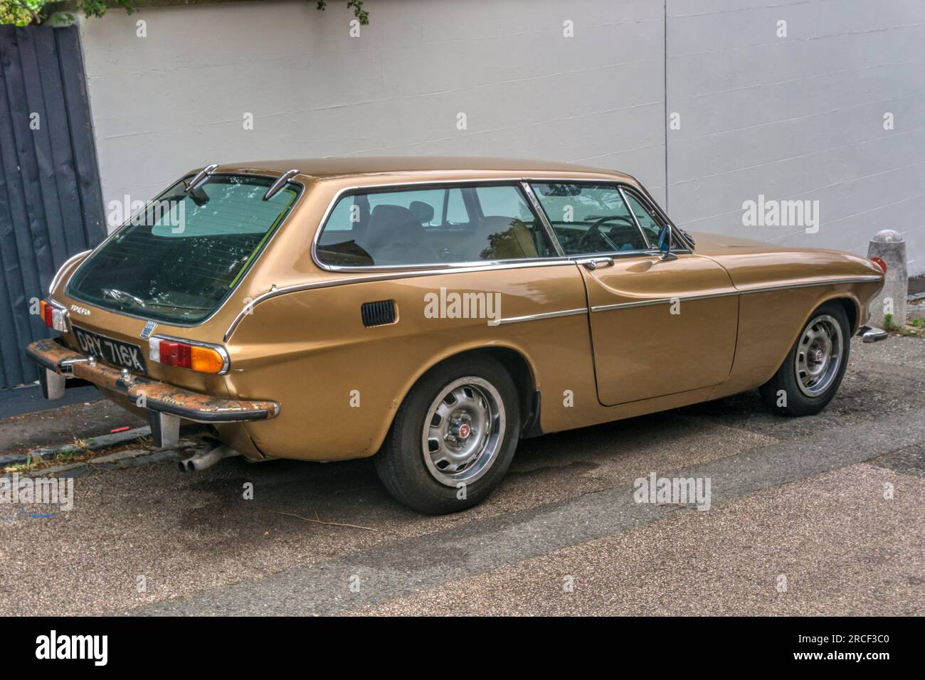 K auto Volvo 1800 ES oro immatricolata nel 1971. Foto Stock