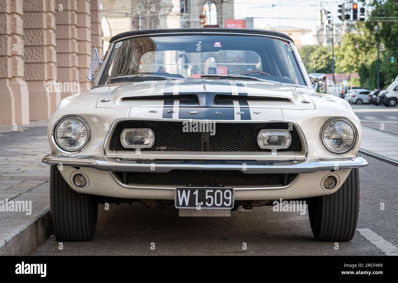 Vienna, Austria, 08.07.2023, Vista frontale della classica muscle car americana Ford Mustang Shelby GT 500 cabriolet Foto Stock