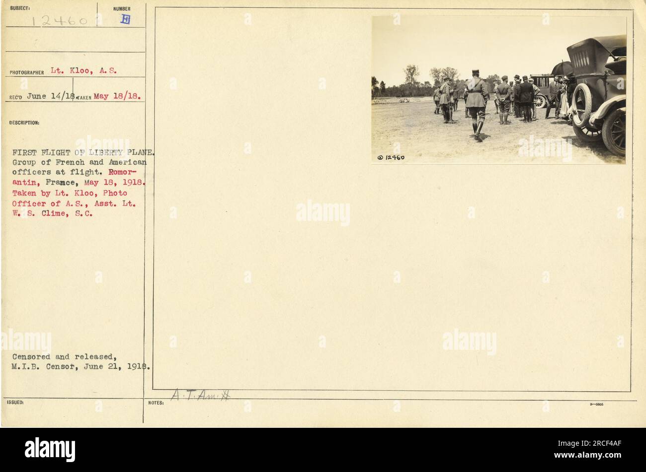 Ufficiali francesi e americani vengono visti al primo volo di un aereo Liberty a Romorantin, in Francia, il 18 maggio 1918. La fotografia, scattata dal tenente Kloo, un ufficiale fotografico della A.S., cattura l'evento storico. Questa immagine è designata come 111-SC-12460 e ricevuta il 14 giugno 1918. È stato censurato e rilasciato dal M.I.B. Censor il 21 giugno 1918. Foto Stock