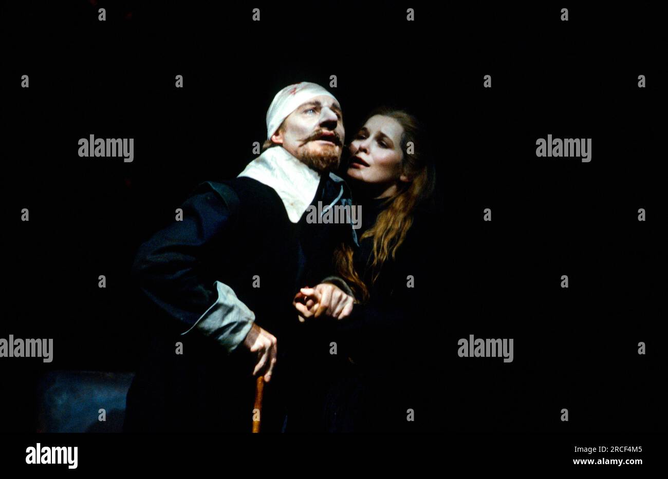 Derek Jacobi (Cyrano), Alice Krige (Roxane) in CYRANO DE BERGERAC di Edmond Rostand alla Royal Shakespeare Company (RSC), Barbican Theatre, Londra EC2 27/07/1983 tradotto da Anthony Burgess scenografia: Ralph Koltai costumi: Alexander Reid illuminazione: Terry Hands & Clive Morris Fights: Ian McKay regista: Terry Hands Foto Stock