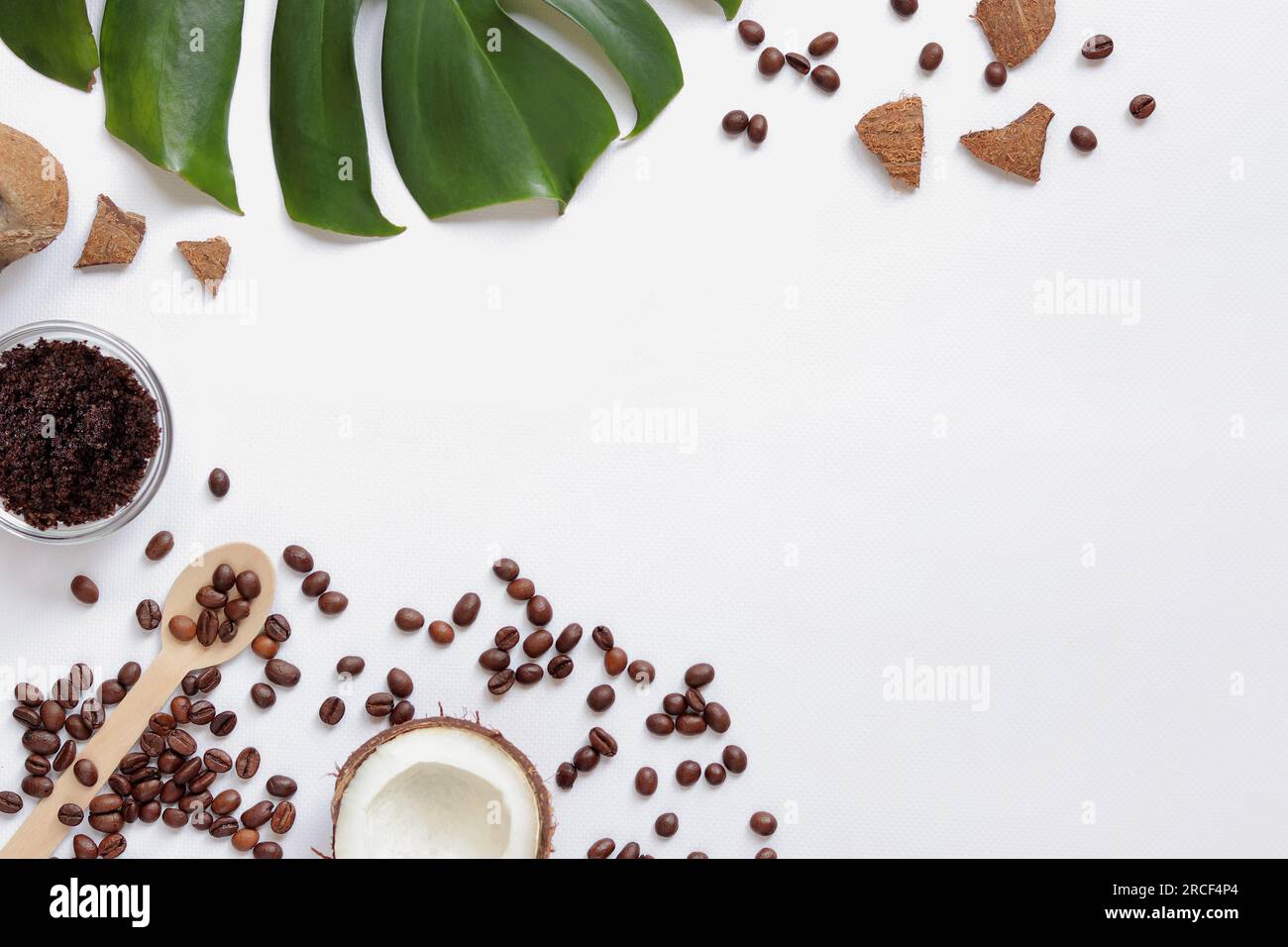 Concetto di cura personale della spa. Composizione piatta degli ingredienti scrub del caffè fatti in casa su sfondo bianco con spazio vuoto, vista dall'alto Foto Stock