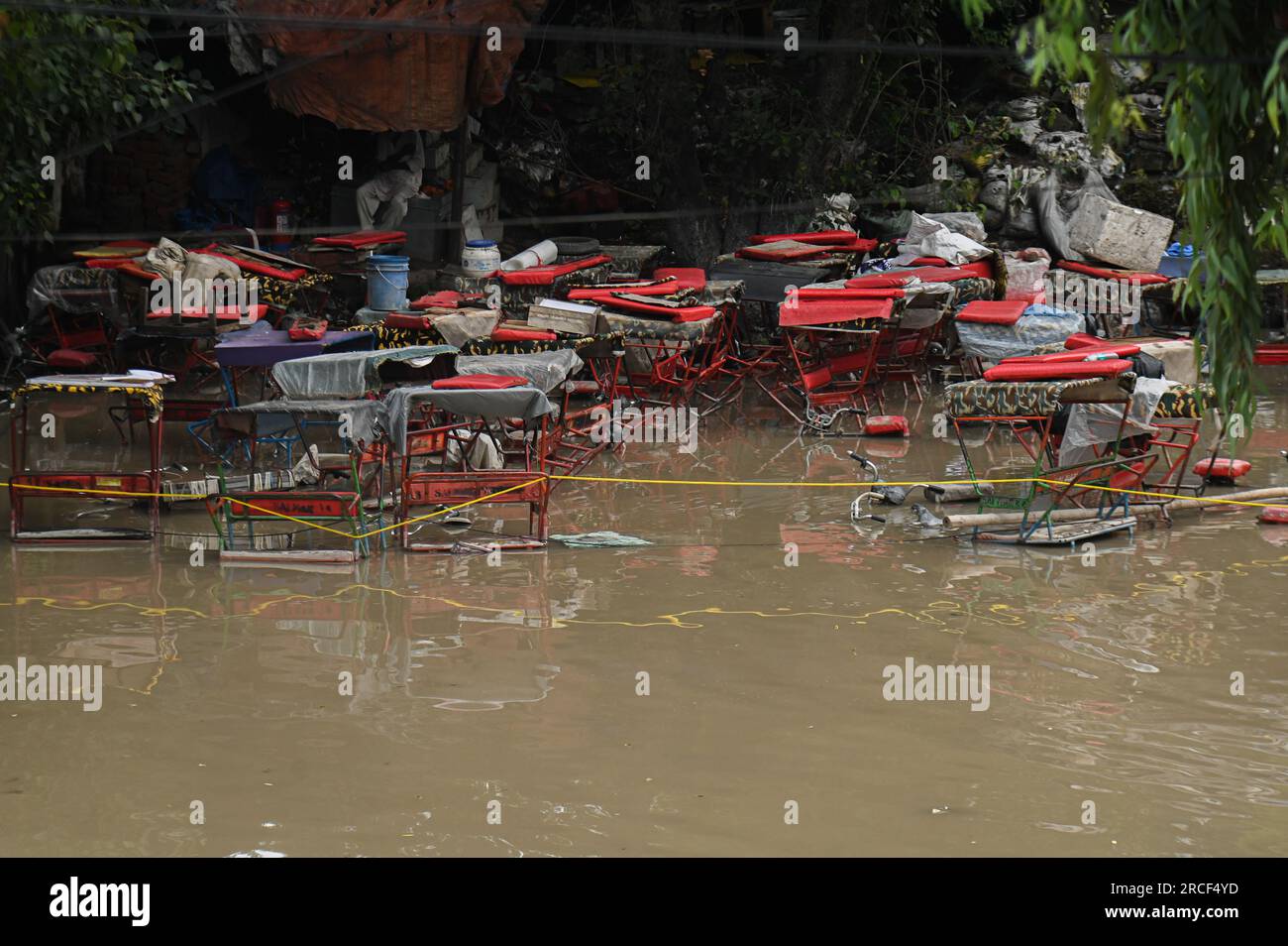 Nuova Delhi, Delhi, India. 14 luglio 2023. I risciò ciclabili possono essere visti sommersi in una strada allagata dopo che il fiume Yamuna è fuoriuscito a causa delle forti piogge a nuova Delhi, in India, il 14 luglio 2023. (Immagine di credito: © Kabir Jhangiani/ZUMA Press Wire) SOLO USO EDITORIALE! Non per USO commerciale! Foto Stock