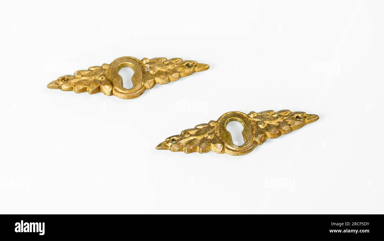 Daugavpils, Lettonia 08 luglio 2023. Ornamenti decorativi in bronzo per mobili in stile retrò su sfondo bianco. Foto Stock