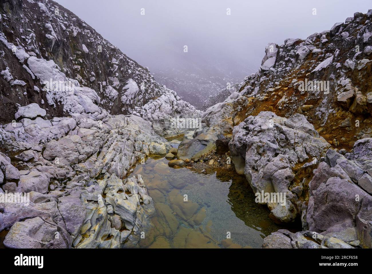 Splendida vista sulla natura del canone del vulcano Poas, montagne e cimentarsi nelle acque turchesi con gli esploratori Foto Stock