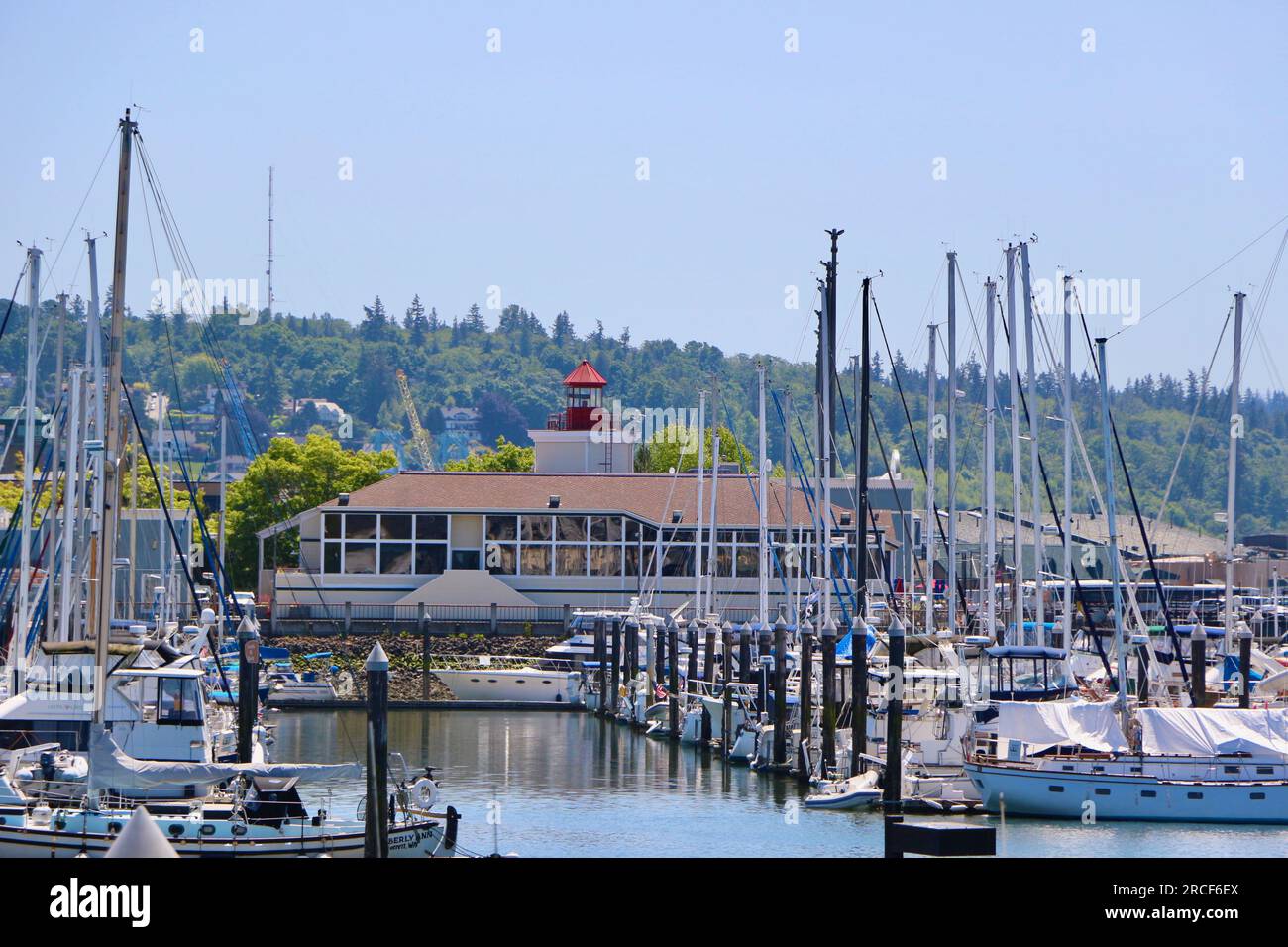 Yacht ormeggiati a Everett Marina con il ristorante Anthony's Woodfire Grill Port Gardner Bay Seattle Washington State USA Foto Stock