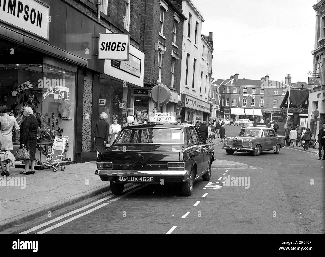 Ford Zephyr taxi nel posteggio taxi trafficata città di mercato provinciale Inghilterra Gran Bretagna Regno Unito anni '1960 Foto Stock