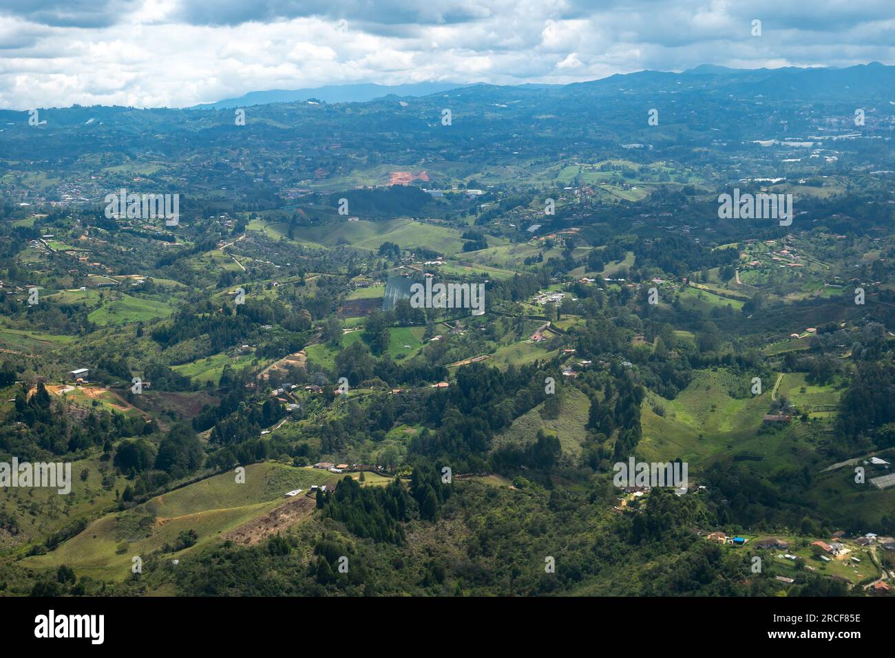 Vista aerea dei monti Rionegro, colline, alberi, fattorie, case e piccoli servizi nella campagna vicino a Medellin, Antioquia, Colombia Foto Stock
