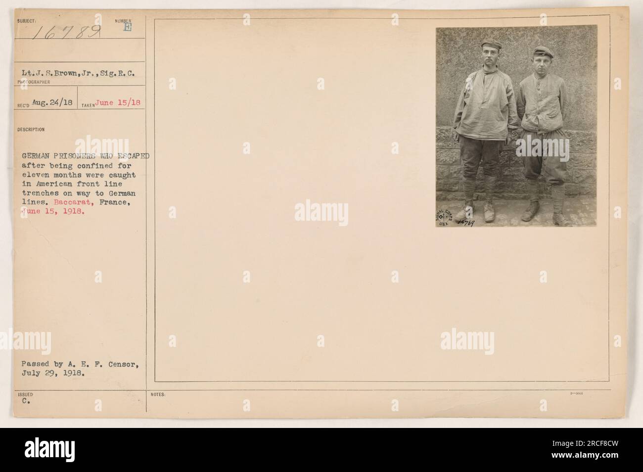 I prigionieri tedeschi che erano stati confinati per undici mesi fuggirono ma furono catturati nelle trincee del fronte americano sulla via del ritorno verso le linee tedesche a Baccarat, in Francia, il 15 giugno 1918. Questa foto è stata scattata dal tenente J. S. Brown Jr., Signal Corps, e ricevuta il 24 agosto 1918. È stato approvato dalla A. E. F. Censor il 29 luglio 1918. Foto Stock