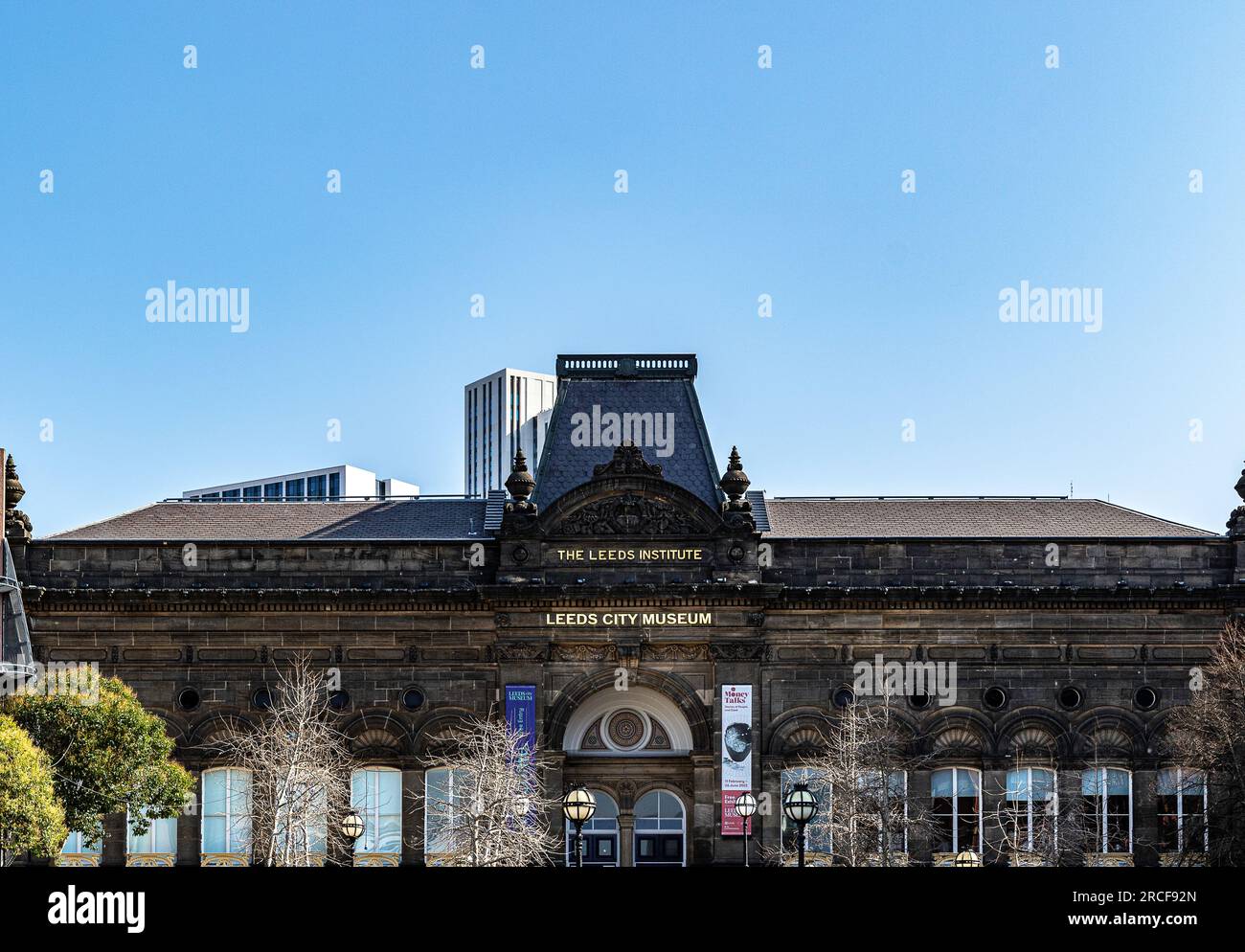 Foto del paesaggio urbano di edifici e architettura a Leeds durante l'estate Foto Stock