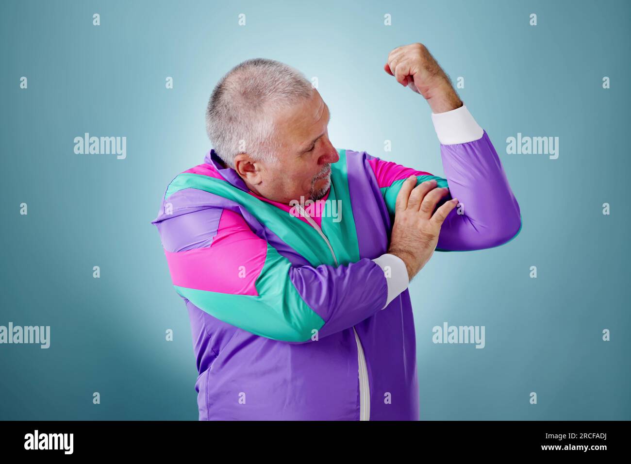 Funny Fat fitness Man controlla i muscoli su sfondo isolato Foto Stock