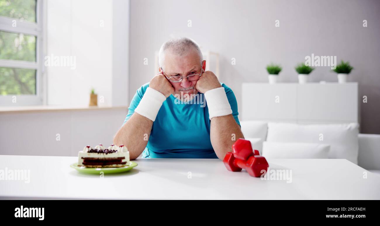 Nutrizione malsana e grassi vs stile di vita salutare della palestra Foto Stock