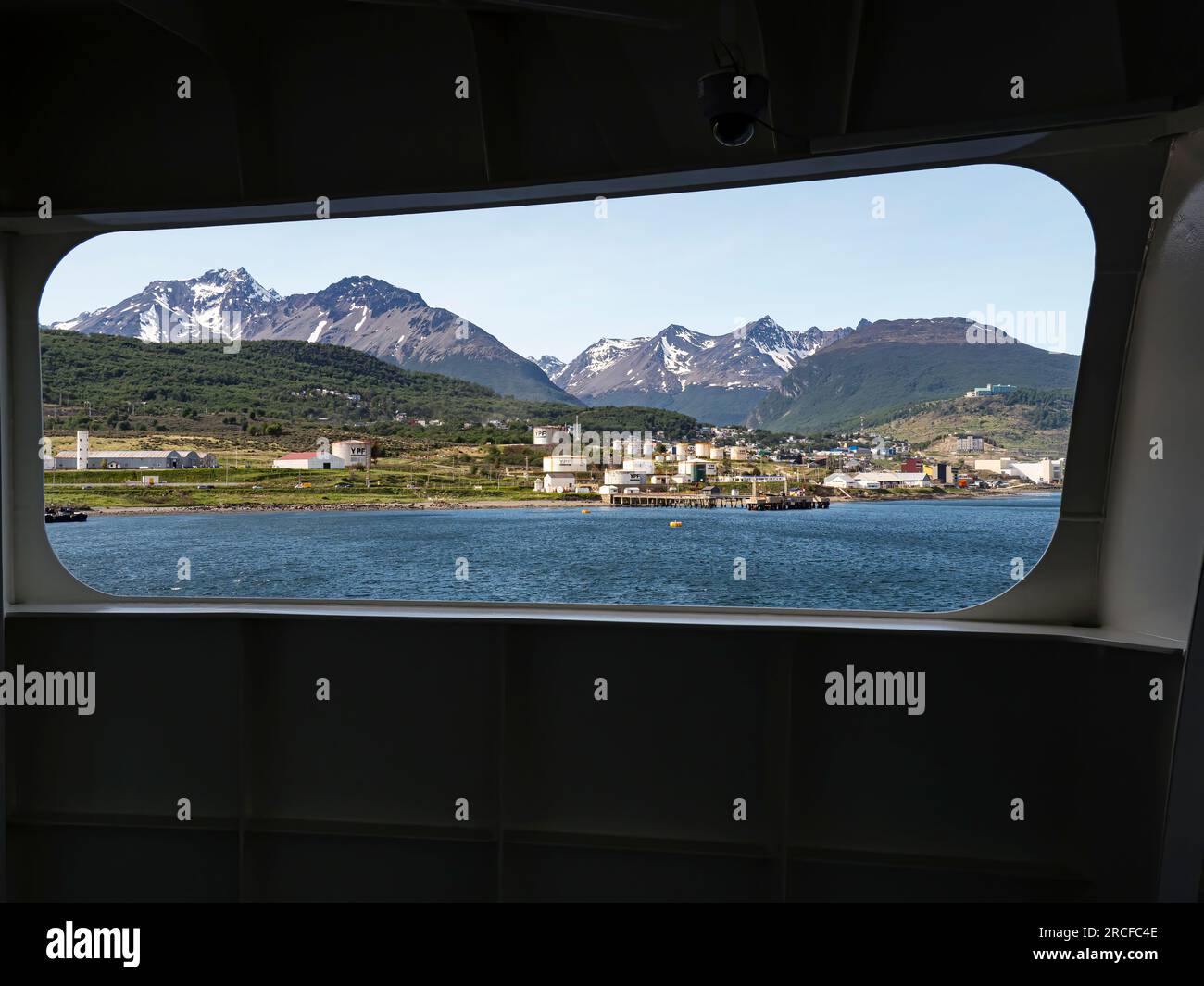 Vista sulla costa di Ushuaia nel canale di Beagle, Argentina. Foto Stock