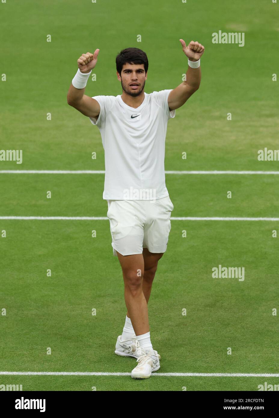 14 luglio 2023; All England Lawn Tennis and Croquet Club, Londra, Inghilterra: Torneo di tennis di Wimbledon; Carlos Alcaraz (ESP) dà il pollice alla folla dopo aver sconfitto Daniil Medvedev (RUS) in tre set per raggiungere la finale contro Novak Djokovic (SRB) Foto Stock