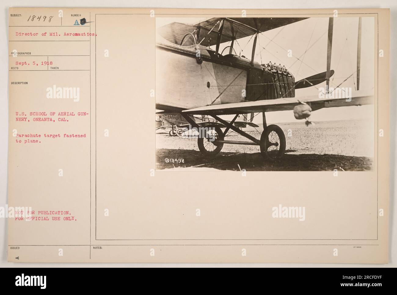 Un'immagine che mostra un bersaglio paracadute fissato a un aereo negli Stati Uniti School of Aerial Gunnery a Oneonta, California. La fotografia è stata scattata il 5 settembre 1918 e fa parte delle fotografie delle attività militari americane durante la prima guerra mondiale. Si prega di notare che questa immagine non è destinata alla pubblicazione ed è esclusivamente per uso ufficiale. Foto Stock