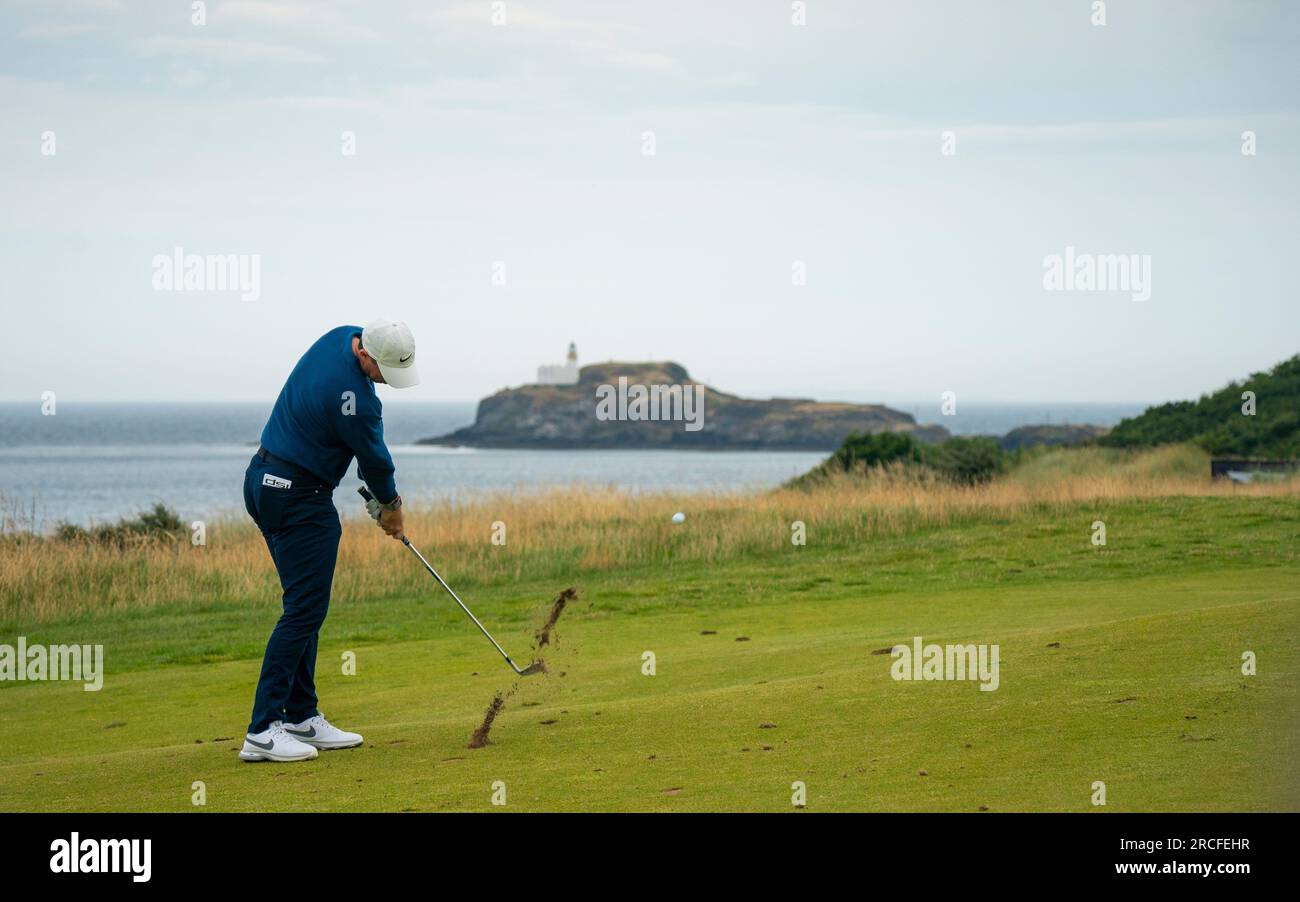 North Berwick, East Lothian, Scozia, Regno Unito. 14 luglio 2023. Rory McIlroy gioca ad avvicinarsi alla 13a buca al Genesis Scottish Open al Renaissance Club di North Berwick. Iain Masterton/Alamy Live News Foto Stock