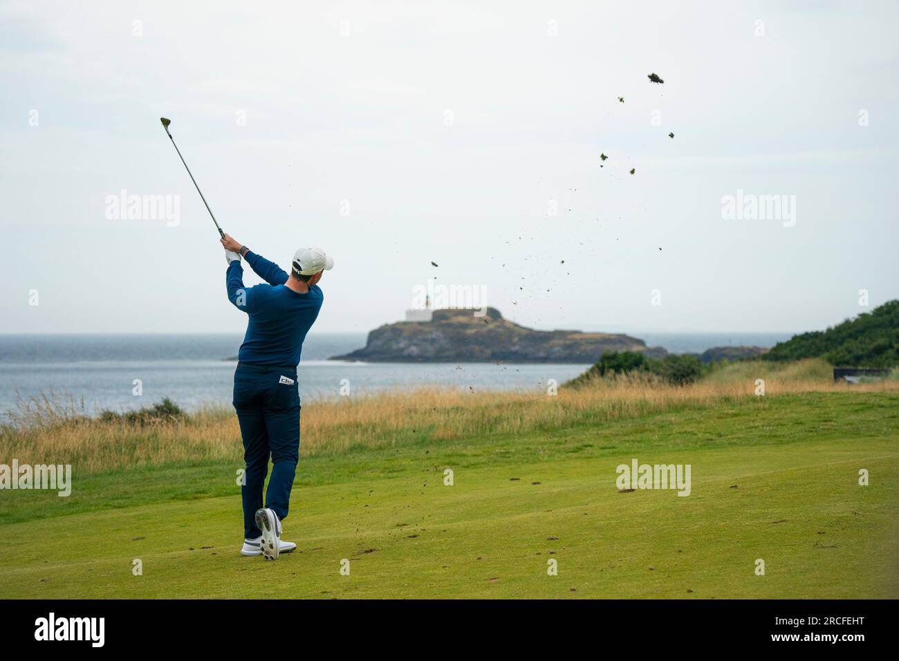 North Berwick, East Lothian, Scozia, Regno Unito. 14 luglio 2023. Rory McIlroy gioca ad avvicinarsi alla 13a buca al Genesis Scottish Open al Renaissance Club di North Berwick. Iain Masterton/Alamy Live News Foto Stock