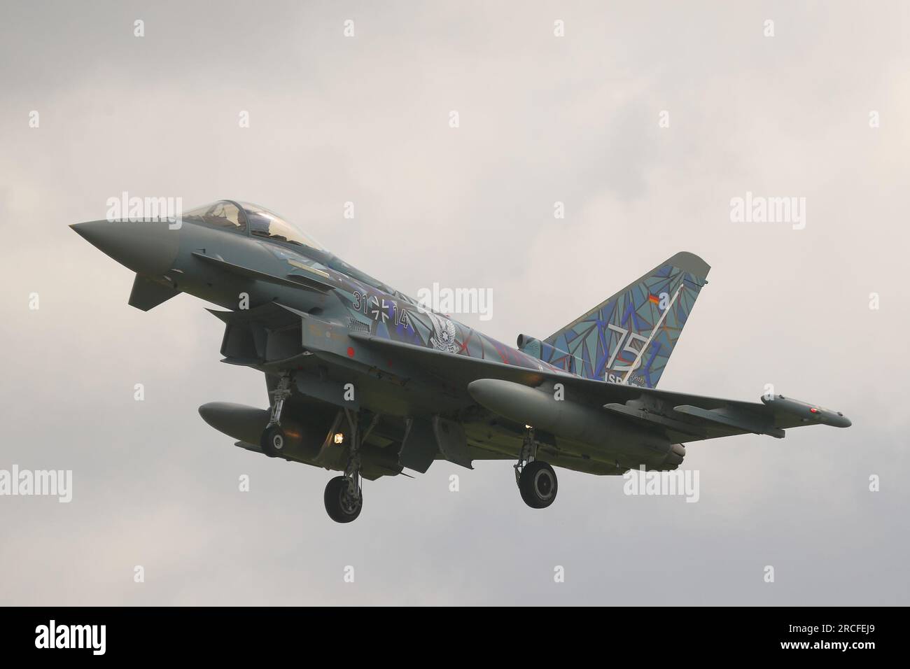 Eurofighter Typhoon tedesco con livrea che celebra i 75 anni di Israele al Royal International Air Tattoo RIAT 2023, RAF Fairford, Gloucestershire, Regno Unito Foto Stock