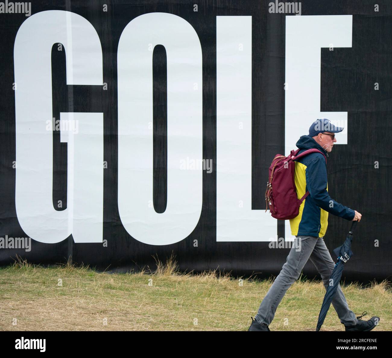 North Berwick, East Lothian, Scozia, Regno Unito. 14 luglio 2023. Lo spettatore passeggia davanti a un cartellone al Genesis Scottish Open al Renaissance Club di North Berwick. Iain Masterton/Alamy Live News Foto Stock