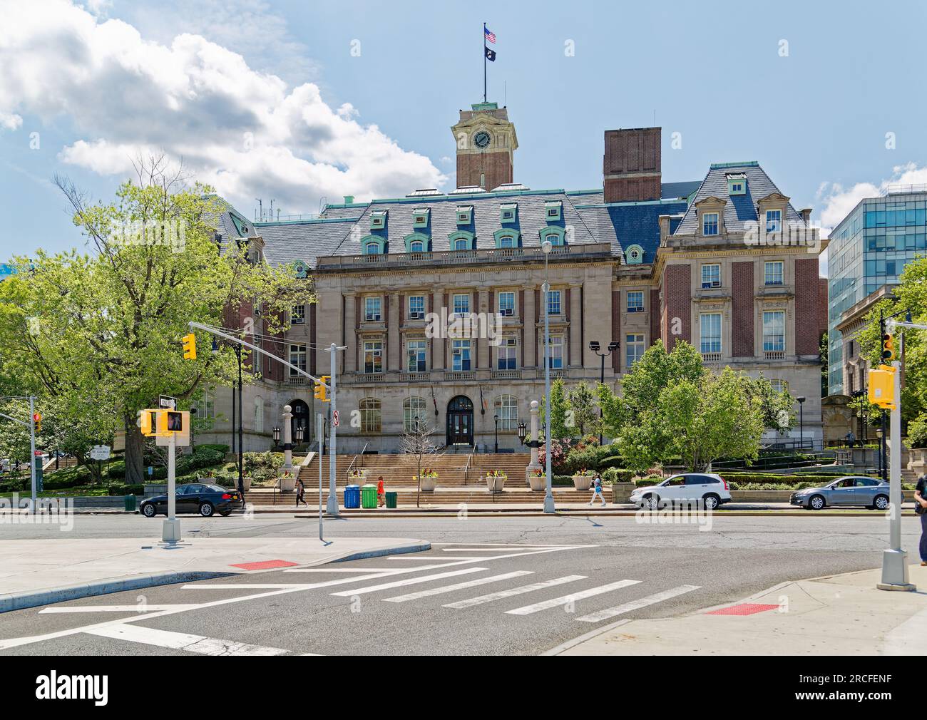 La Staten Island Borough Hall è stata costruita nel 1906 su una collina che domina il porto di NY. Carrère & Hastings ha progettato il punto di riferimento della rinascita rinascimentale francese. Foto Stock