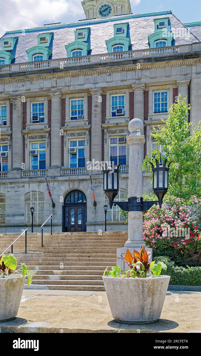 La Staten Island Borough Hall è stata costruita nel 1906 su una collina che domina il porto di NY. Carrère & Hastings ha progettato il punto di riferimento della rinascita rinascimentale francese. Foto Stock