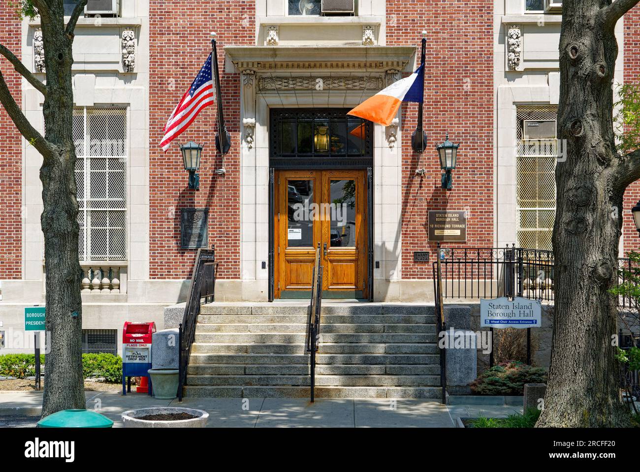 La Staten Island Borough Hall è stata costruita nel 1906 su una collina che domina il porto di NY. Carrère & Hastings ha progettato il punto di riferimento della rinascita rinascimentale francese. Foto Stock