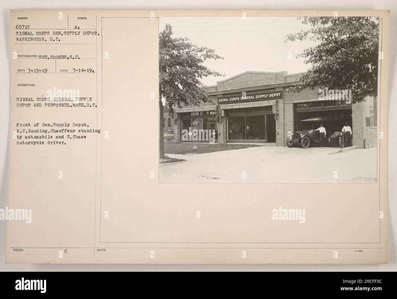 La fotografia mostra il Signal Corps General Supply Depot a Washington, D.C. davanti al quale R.C. Gooding, un autista, si trova accanto a un'automobile e E. Chase, un pilota di moto. La foto è stata scattata il 14 luglio 1919 e fa parte della collezione di attività militari americane durante la prima guerra mondiale. Foto Stock