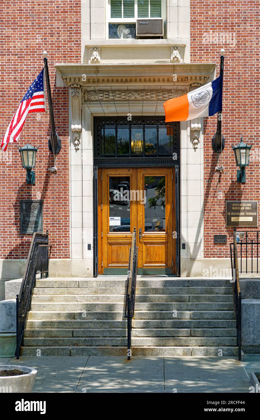 La Staten Island Borough Hall è stata costruita nel 1906 su una collina che domina il porto di NY. Carrère & Hastings ha progettato il punto di riferimento della rinascita rinascimentale francese. Foto Stock