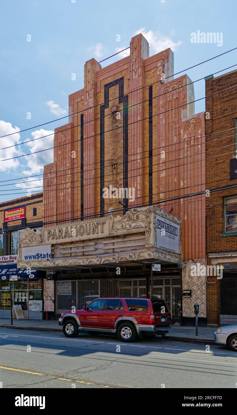 Il vecchio tendone del Paramount Theatre di Staten Island si aggrappa ostinatamente, in attesa di tentativi di ripristino di successo. Foto Stock