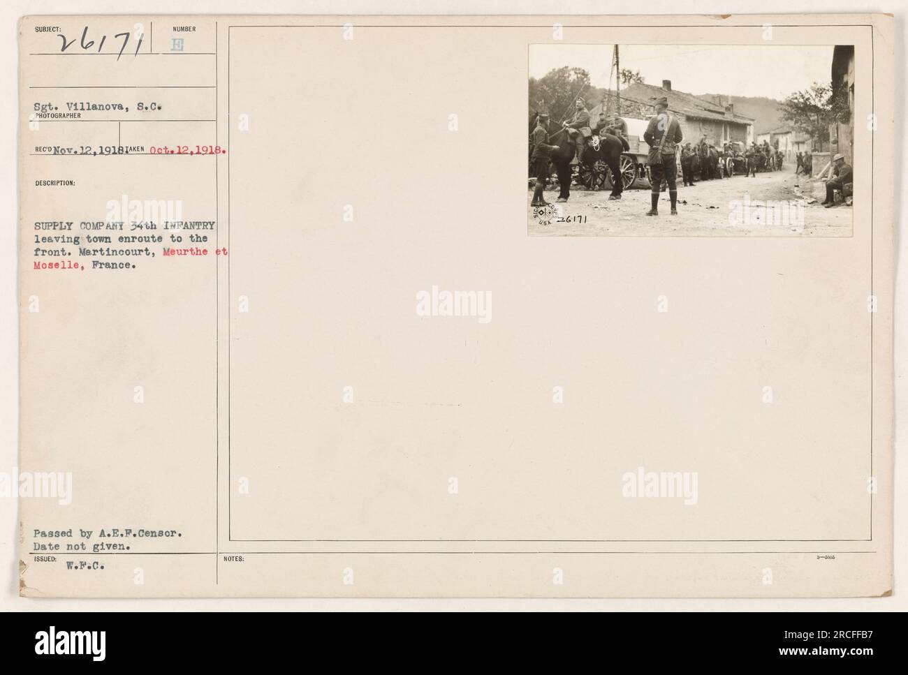 Il Sgt. Villanova della Supply Company 34th Infantry è visto guidare la compagnia mentre lasciano Martincourt, in Francia, sulla strada per il fronte durante la prima guerra mondiale. La foto è stata scattata da Sumber Rec il 12 ottobre 1918, e fu passata da A.E.F. Censor. La data esatta di emissione è nota nel 2013, con il numero di riferimento 26171. Foto Stock