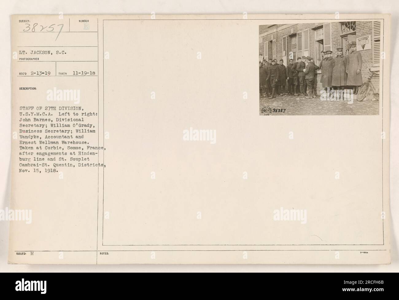 L'immagine mostra lo staff della 27a Divisione degli Stati Uniti YMCA durante la prima guerra mondiale Da sinistra a destra ci sono John Barnes, Segretario di divisione; William o'Grady, Segretario di affari; William Vandyke, Contabile; e magazzino Ernest Wellman. La foto è stata scattata a Corbie, somme, in Francia, dopo impegni alla linea Hindenburg e St. Souplet in Cambrai-St Quentin District il 15 novembre 1918. Foto Stock