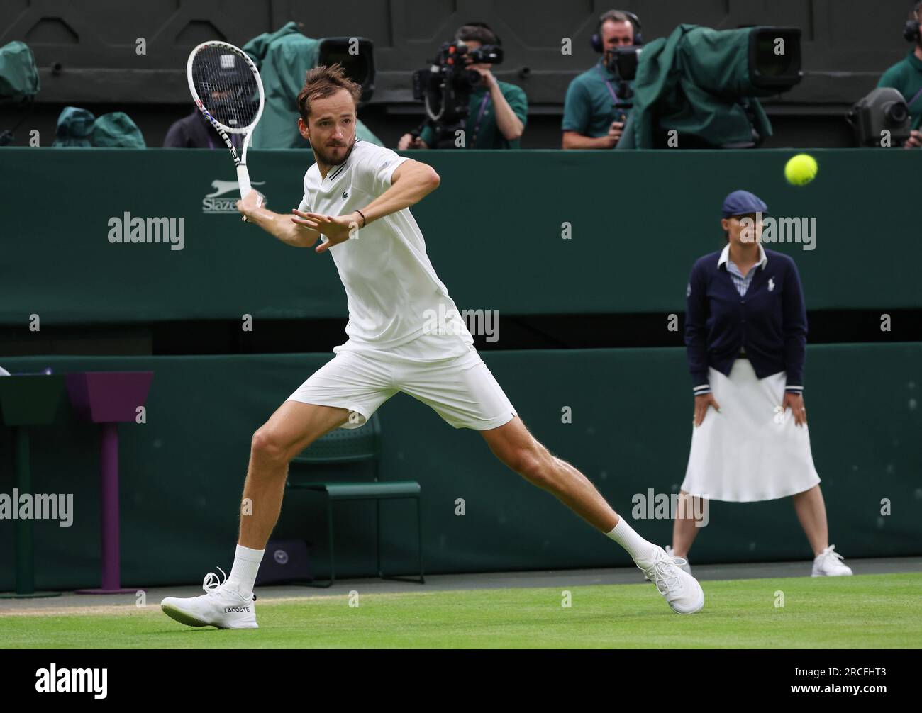 Londra, Regno Unito. 14 luglio 2023. Il russo Daniil Medvedev gioca un anticipo nella sua partita di semifinale maschile contro lo spagnolo Carlos Alcaraz ai campionati di Wimbledon 2023 a Londra venerdì 14 luglio 2023. Alcaraz ha battuto in finale 6-3, 6-3, 6-3. Foto di Hugo Philpott/UPI credito: UPI/Alamy Live News Foto Stock