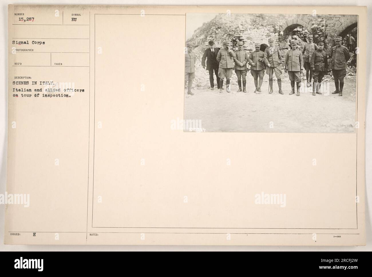 Ufficiali italiani e alleati che conducono un tour di ispezione in Italia durante la prima guerra mondiale La fotografia fa parte della collezione Signal Corps, numerata come 15.287. L'immagine mostra più ufficiali in conversazione, potenzialmente discutendo di attività o strategie militari. Fornisce una visione degli sforzi collaborativi tra l'Italia e i suoi alleati durante la guerra. Foto Stock