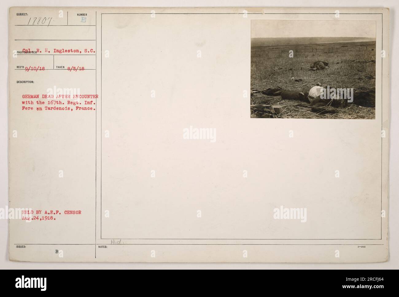 Soldato del 167th Infantry Regiment che ispezionava i corpi dei soldati tedeschi dopo un incontro a Fere en Tardenois, in Francia durante la prima guerra mondiale. Foto scattata il 5 settembre 1918. Foto Stock