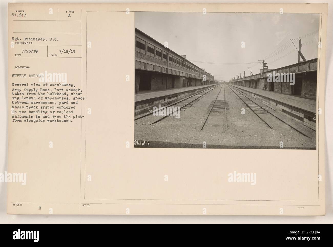Vista generale dei magazzini presso la base di rifornimento dell'esercito, Port Newark, presa dalla paratia. L'immagine mostra la lunghezza dei magazzini, lo spazio tra di essi e il deposito. È inoltre disponibile un sistema a tre binari utilizzato per la movimentazione delle spedizioni di carichi da e verso la piattaforma accanto ai magazzini. Il sergente Steiniger ha catturato questa foto il 23 luglio 1918. La fotografia riporta la descrizione "depositi di approvvigionamento" e il numero 61.647. Questa informazione fa parte del 7/23/18 della collezione fotografica RECO e corrisponde al simbolo H. Inoltre, sotto il numero sono presenti delle note per questa immagine Foto Stock