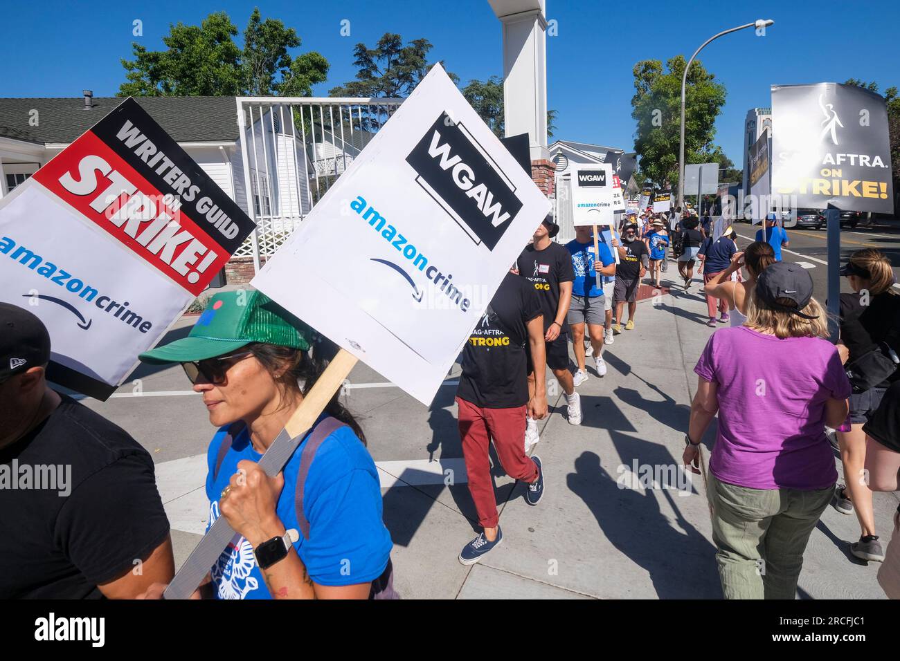 Los Angeles, Stati Uniti. 14 luglio 2023. Scrittori e attori sorprendenti marciano in picchetti con cartelli che esprimono le loro opinioni fuori dai Culver Studios di Culver City. Giovedì, il Consiglio nazionale dell'unione ha votato all'unanimità per emettere un ordine di sciopero. L'ordine di sciopero è entrato in vigore a mezzanotte di giovedì, e a partire da venerdì mattina, SAG-AFTRA si è Unito alle linee di picchetto con la Writers Guild of America, che è nell'undicesima settimana della sua uscita contro l'Alliance of Motion Picture e i produttori televisivi. (Foto di Ringo Chiu/SOPA Images/Sipa USA) credito: SIPA USA/Alamy Live News Foto Stock