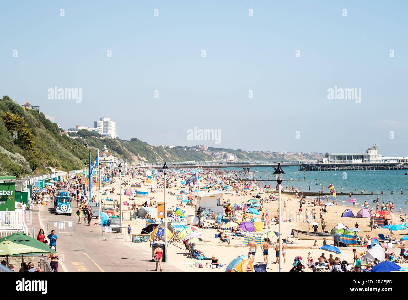 Foto della trafficata spiaggia di Bournemouth Foto Stock
