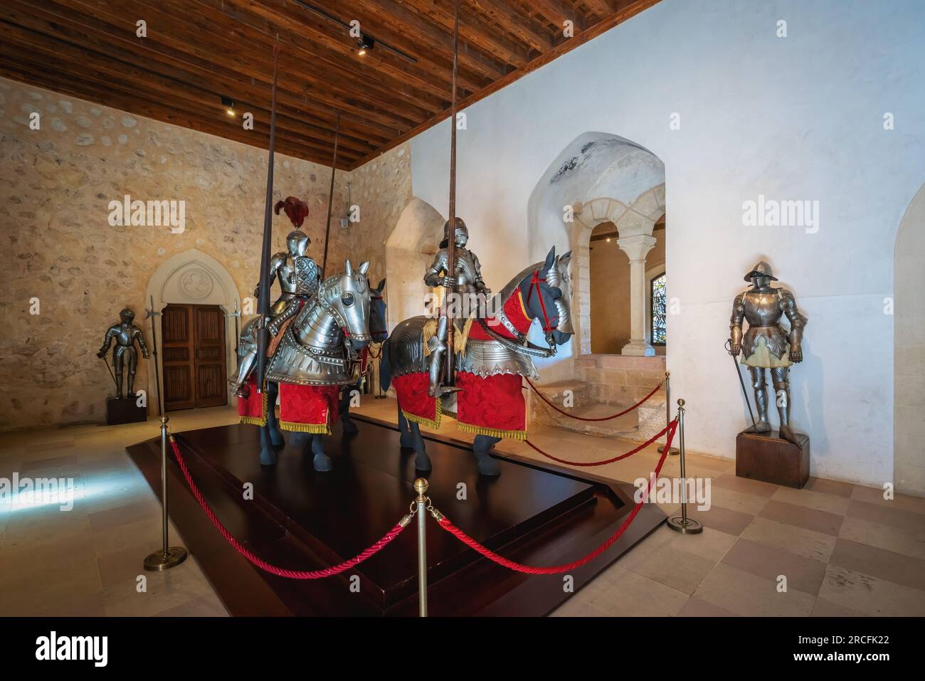 Armature medievali dei cavalieri nella sala del Palazzo Vecchio all'Alcazar di Segovia Interior - Segovia, Spagna Foto Stock