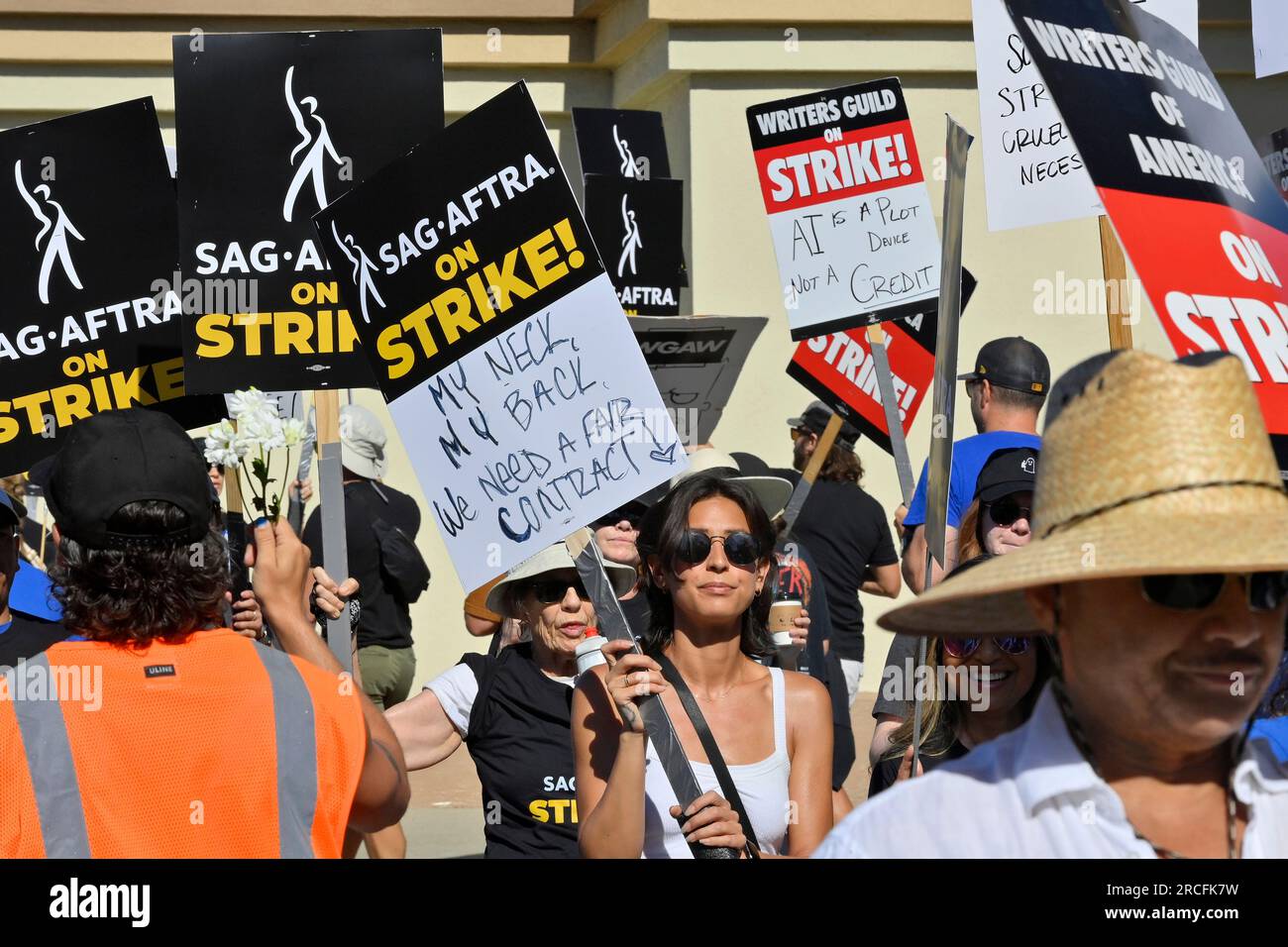 Los Angeles, Stati Uniti. 14 luglio 2023. I membri del sindacato degli attori SAG-AFTRA si uniscono agli scrittori sulle linee del picchetto, segnando la prima volta in 63 anni entrambi i sindacati sono in sciopero contemporaneamente, con molti osservatori che temono che l'impasse del lavoro possa durare per mesi, poiché le parti rimangono molto distanti su questioni chiave. La gamma di problemi include la retribuzione e l'uso dell'intelligenza artificiale. Foto di Jim Ruymen/UPI credito: UPI/Alamy Live News Foto Stock