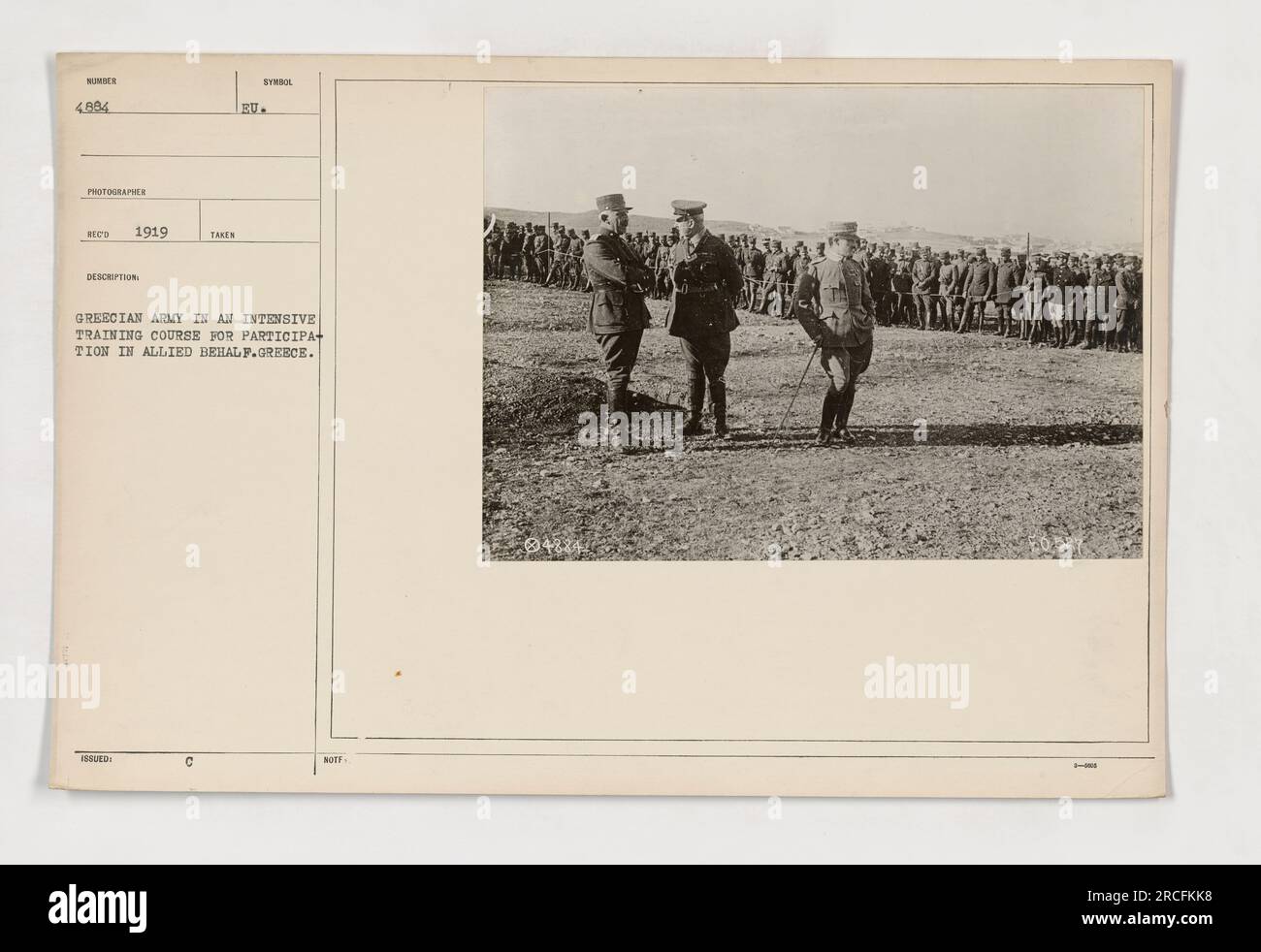 Soldati greci che partecipano ad un corso intensivo di addestramento per le forze alleate durante la prima guerra mondiale Questa fotografia, scattata da C. Syrdol nel 1919, mostra i soldati in azione mentre si preparano per le attività militari per conto della Grecia. L'immagine cattura la dedizione e la disciplina dei soldati durante il loro addestramento. Foto Stock