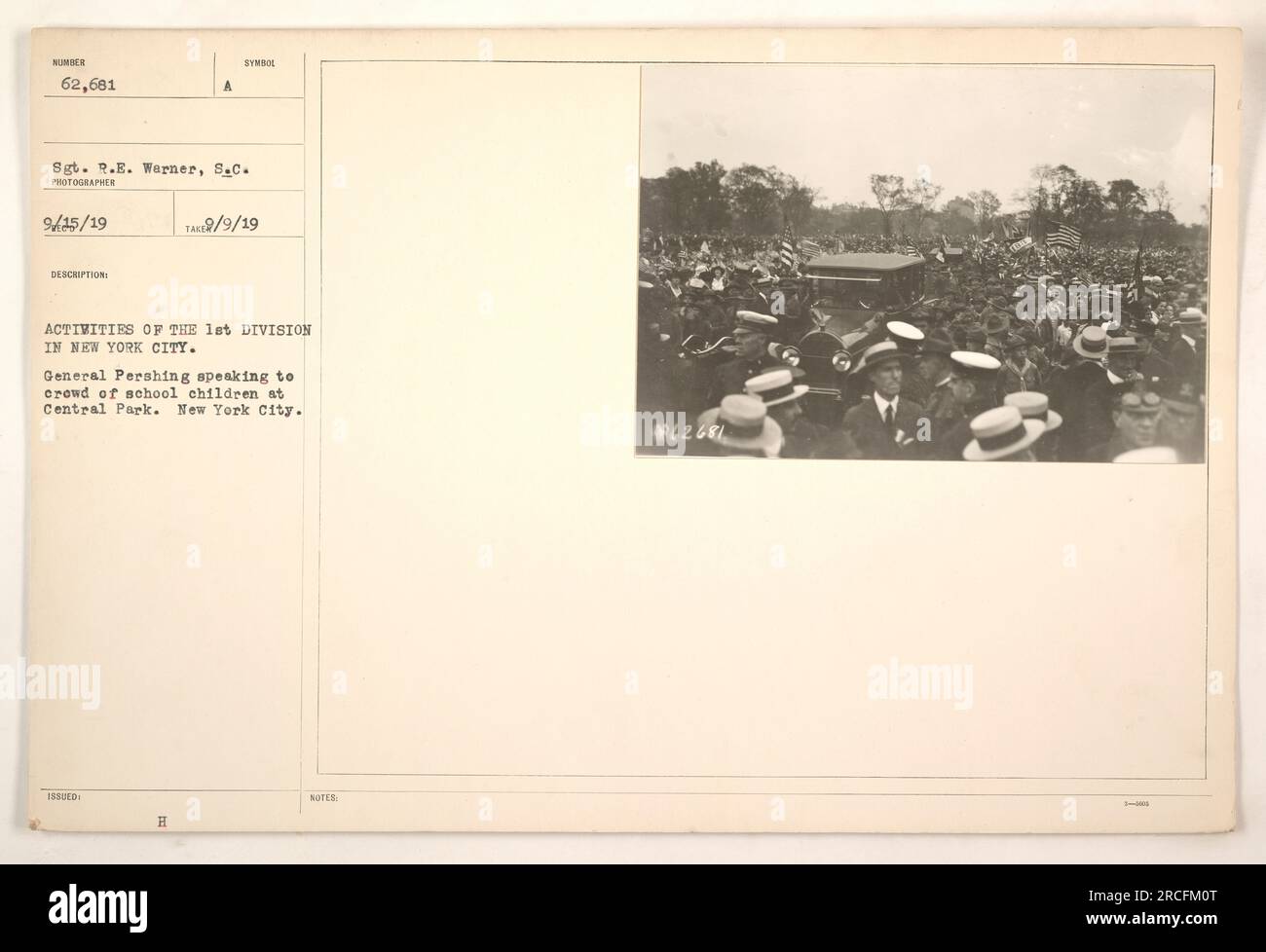 Il generale Pershing si rivolge a un gruppo di bambini delle scuole a Central Park, New York, come parte delle attività della 1st Division durante il loro periodo in città. Questa foto è stata scattata dal sergente R.E. Werner il 15 settembre 1919. È etichettato come numero 62.661 nella raccolta. Foto Stock
