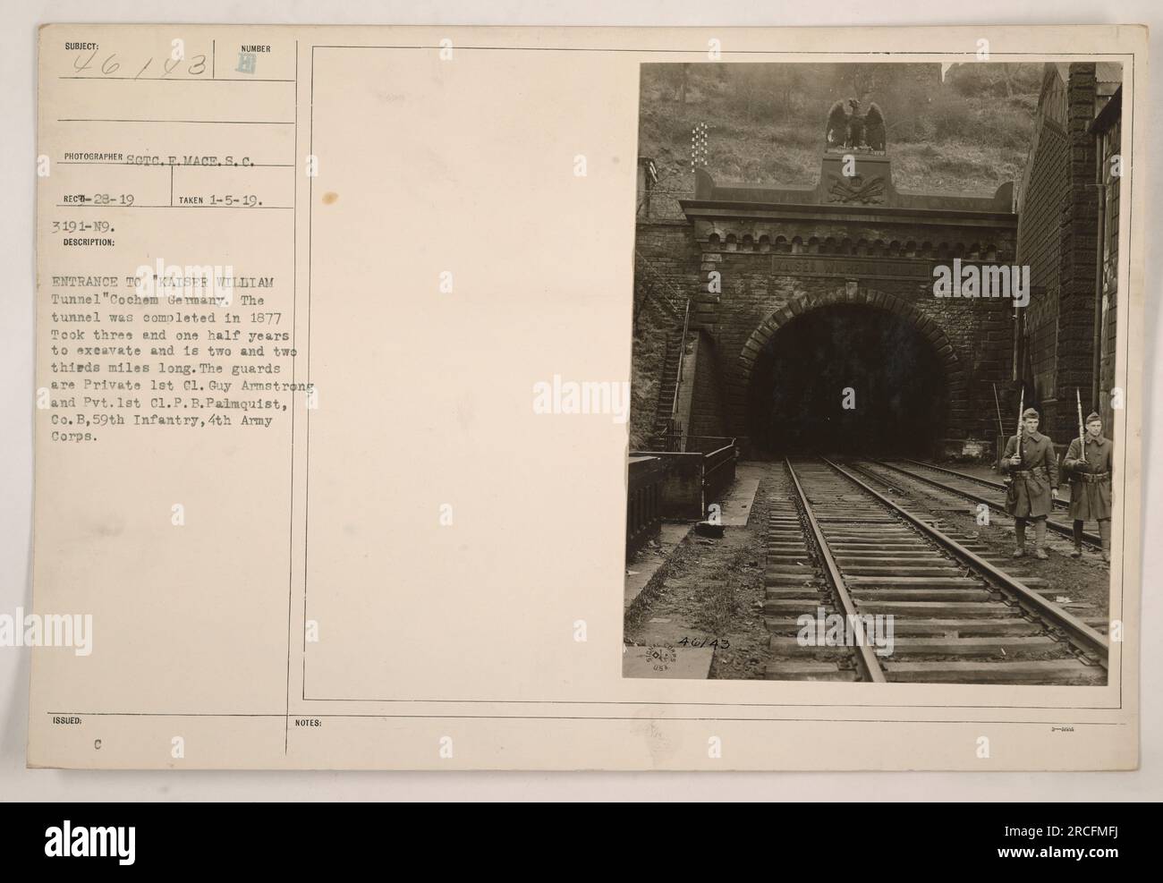 Ingresso al Kaiser William Tunnel a Cochem, Germania. Completato nel 1877, il tunnel ha impiegato tre anni e mezzo per lo scavo ed è lungo due e due terzi di miglia. Guy Armstrong privato di prima classe e P.B. privato di prima classe Palmquist, della compagnia B del 59th Infantry nel 4th Army Corps, può essere visto a guardia dell'ingresso. Fotografia scattata il 5 gennaio 1919. Foto Stock