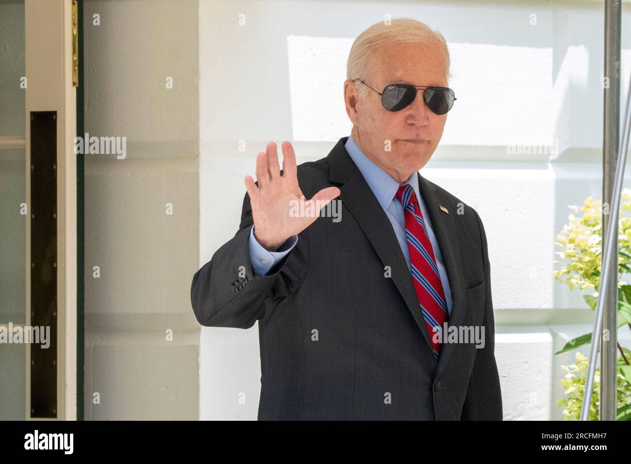 Il presidente degli Stati Uniti Joe Biden salda prima che lui e la First Lady Dr. Jill Biden partissero a bordo di Marine One per Camp David, il ritiro presidenziale vicino a Thurmont, Maryland, venerdì 14 luglio 2023. Credito: Ken Cedeno/Pool tramite CNP Foto Stock