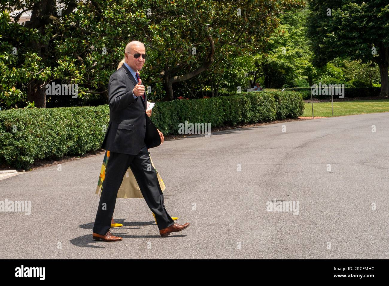 Il presidente degli Stati Uniti Joe Biden gestisce mentre lui e la first lady Dr. Jill Biden camminano attraverso il South Lawn della Casa Bianca a Washington, DC prima di partire a bordo di Marine One per Camp David, il ritiro presidenziale vicino a Thurmont, Maryland, venerdì 14 luglio 2023. Credito: Ken Cedeno/Pool tramite CNP Foto Stock