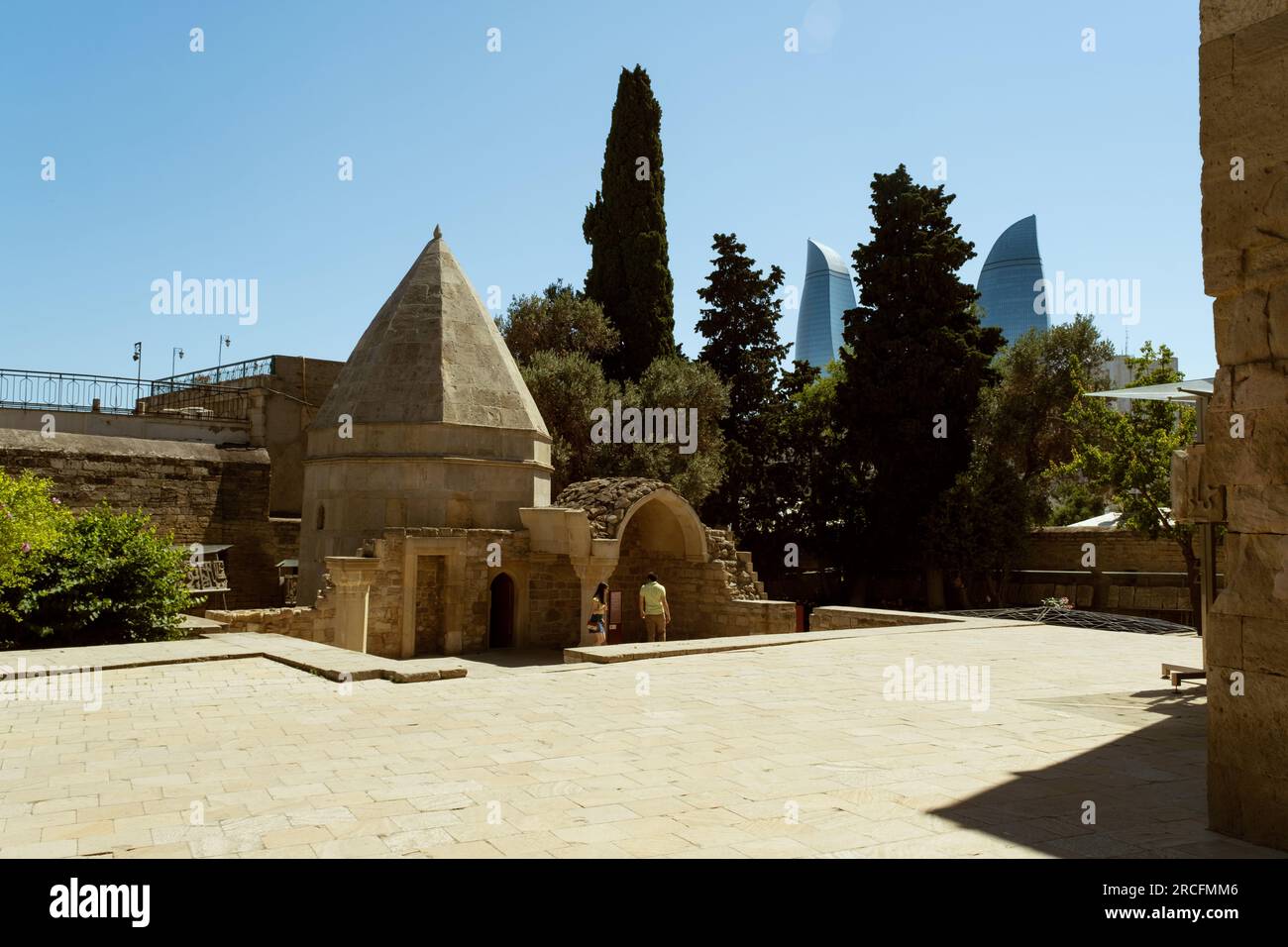 Baku, Azerbaigian - 26 giugno 2023: Un'immagine accattivante del Mausoleo Seyid Yahya Bakuvi, un importante punto di riferimento storico a Baku. Foto Stock