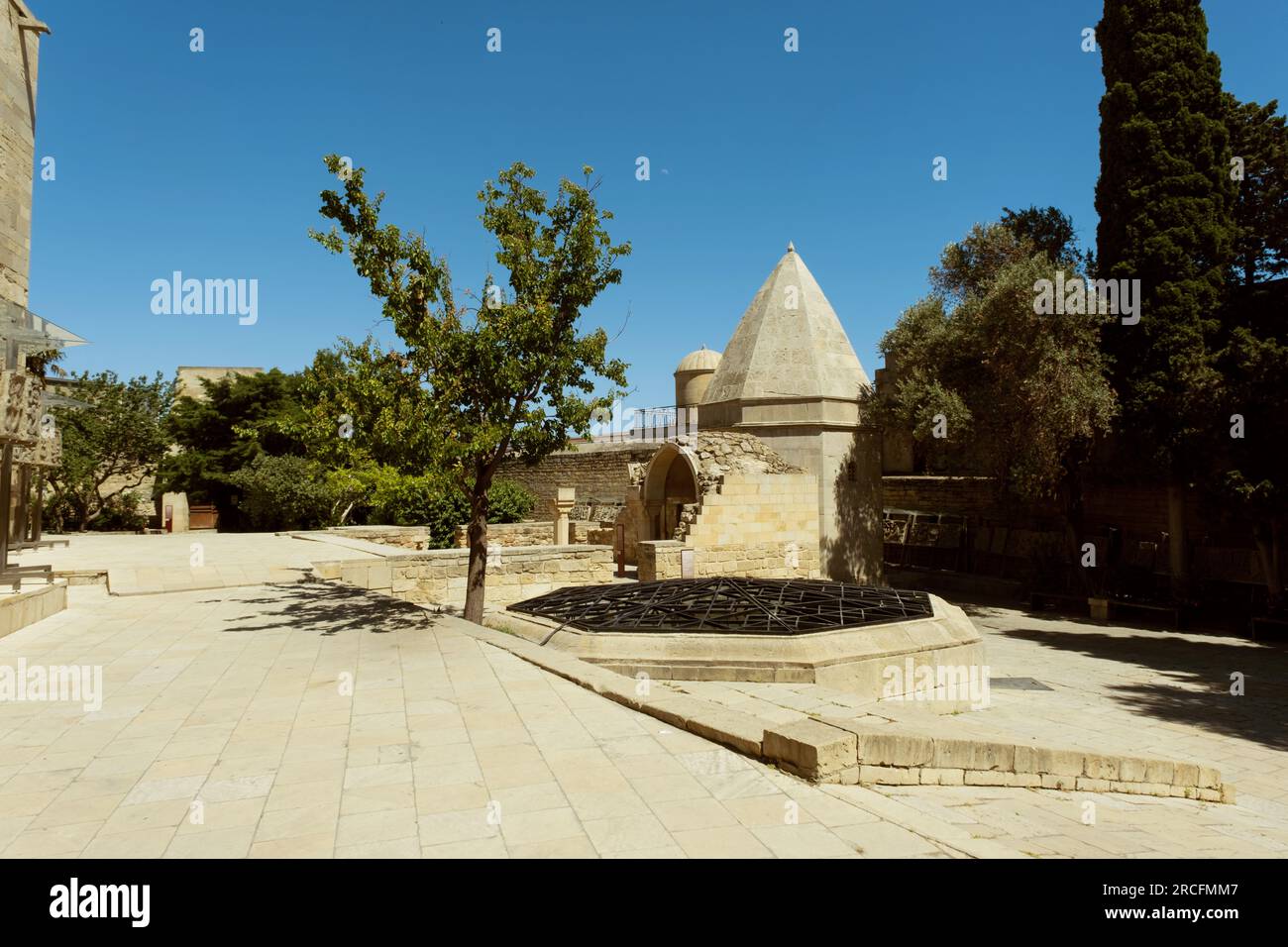 Baku, Azerbaigian - 26 giugno 2023: Un'immagine accattivante del Mausoleo Seyid Yahya Bakuvi, un importante punto di riferimento storico a Baku. Foto Stock