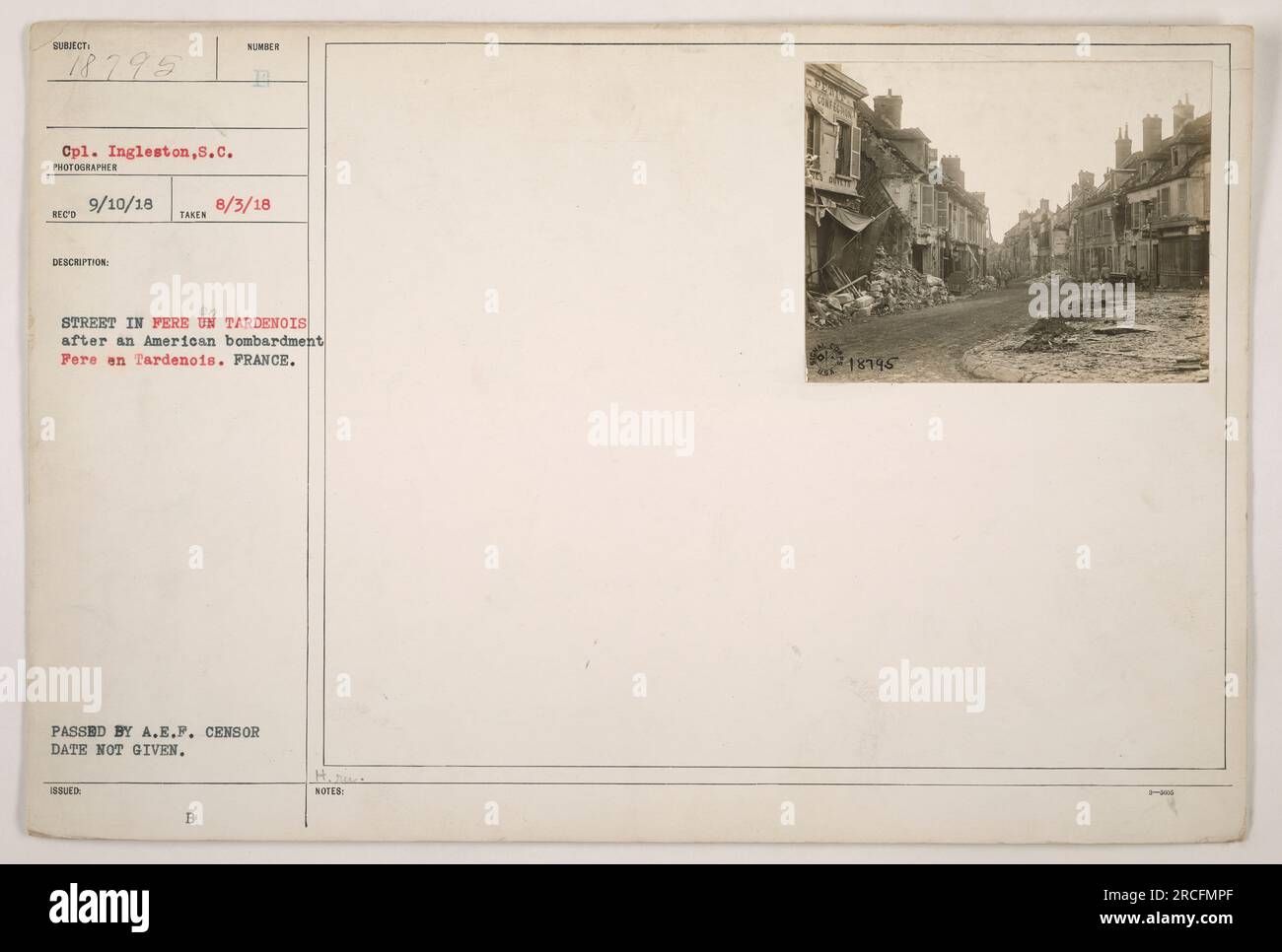 La CPL Ingleston della Carolina del Sud e' vista nella foto. L'immagine cattura le conseguenze di un bombardamento americano a Fere en Tardenois, in Francia. La strada è ampiamente danneggiata dagli effetti del bombardamento. La fotografia è stata rilasciata da A.E.F. Censors, ma la data esatta è sconosciuta. È etichettato come UMAN 18795. Foto Stock