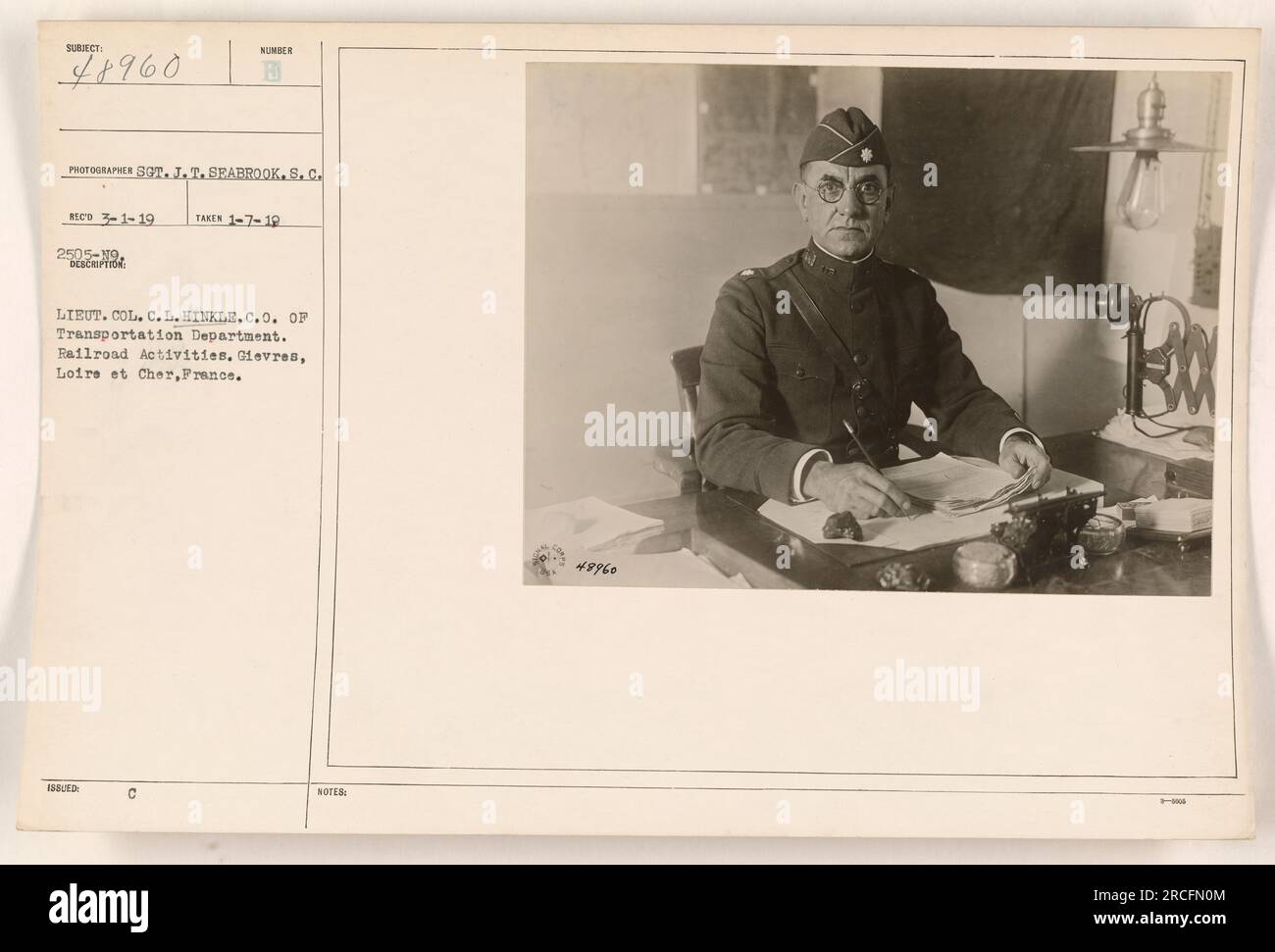 Tenente colonnello C.L. Hinkle, comandante del Dipartimento dei trasporti, sovrintende alle attività ferroviarie a Gievres, Loire et Cher, Francia. La foto è stata scattata dal sergente J.T. Seabrook il 7 gennaio 1912. L'immagine è etichettata come soggetto 48960 e fa parte delle attività militari americane durante la prima guerra mondiale. Foto Stock