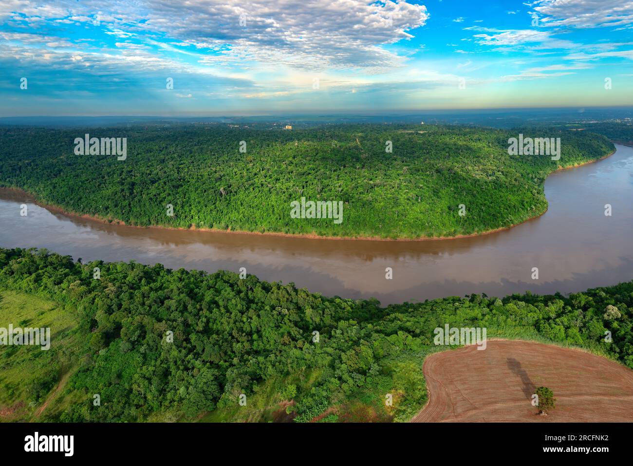 Vista aerea del fiume Iguazú sul triplice confine tra Brasile, Argentina e Paraguay. Foto Stock