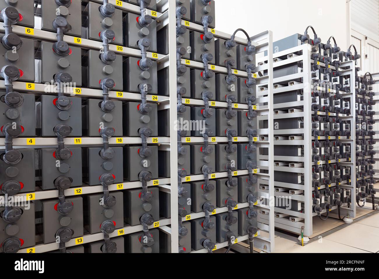 Vano batterie per il backup in caso di emergenza in un impianto industriale. Foto Stock